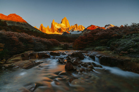 在日出的 Glaciares 国家公园里, 罗伊和河水的景色。秋天在巴塔哥尼亚, 阿根廷边