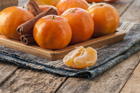 成熟的普通话柑橘。橘柑橙木背景
