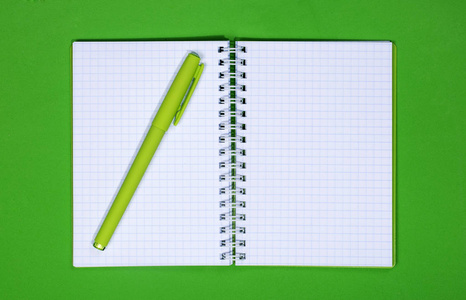打开笔记本和钢笔在彩色背景上