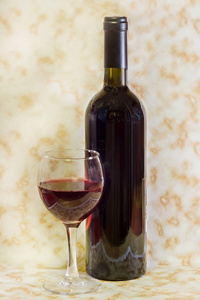 透明玻璃，红葡萄酒和瓶，木材纹理背景