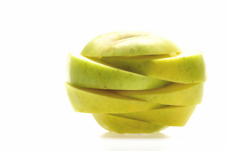 使整个水果上白色孤立的绿色苹果切成薄片