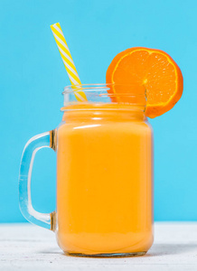 健康橙汁与水果和牛奶, 果味奶昔在罐子与稻草