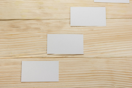 白色空白业务拜访卡, 礼品, 票务, 通, 目前关闭了木制背景.