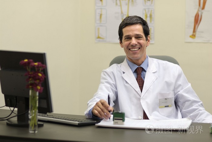 在办公室工作的男医生