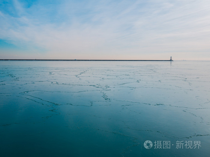 冰冻的湖面和灯塔