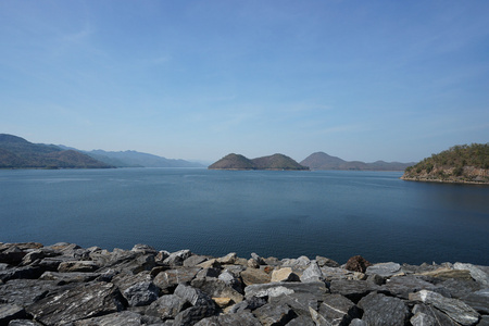 奎艾条河与群山，树木在 Si Sawat 区的北碧府，泰国