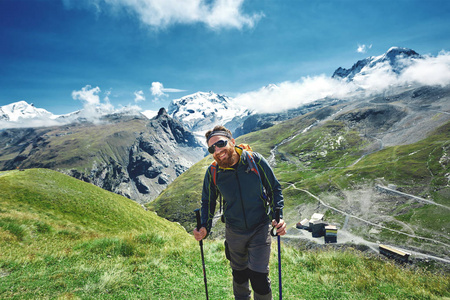 在山径上徒步旅行者