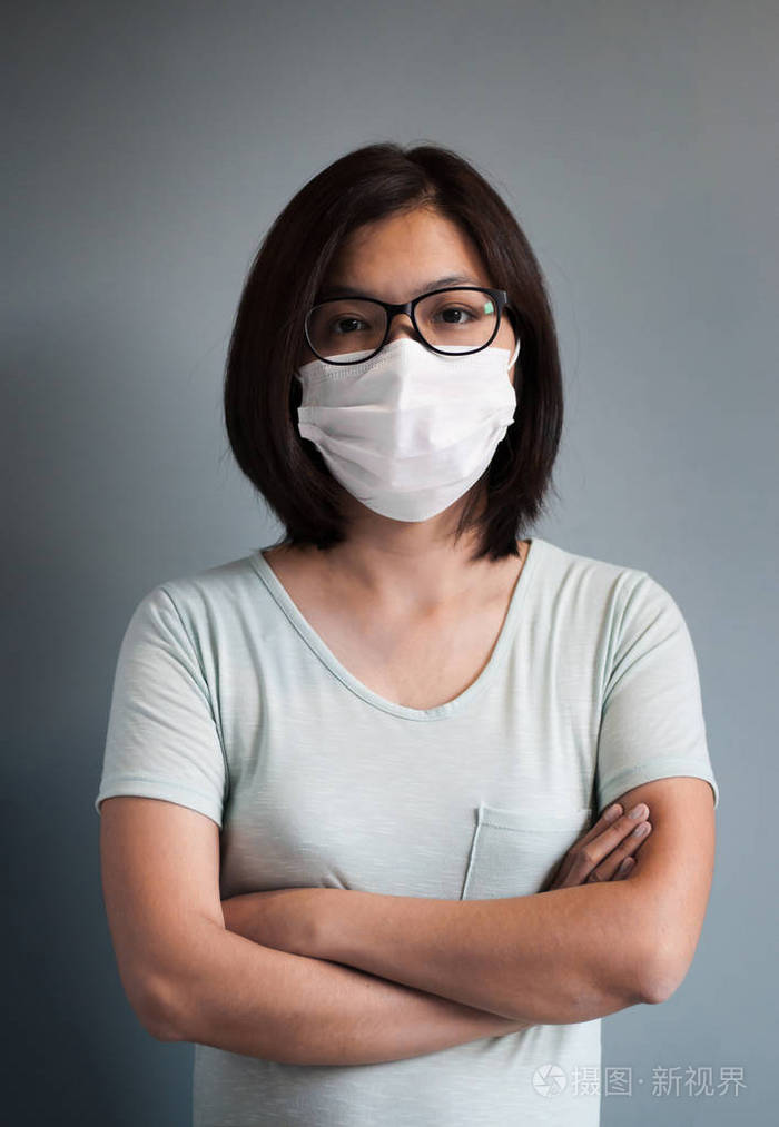 亚洲眼镜女人戴医疗口罩照片-正版商用图片0orzuu-摄图新视界