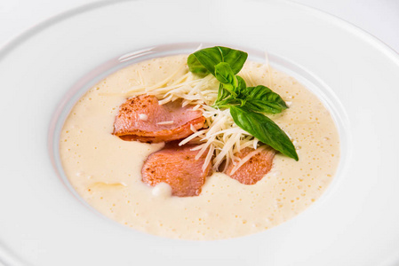 罗勒, 牛排肉和奶酪板上的忌廉汤照片