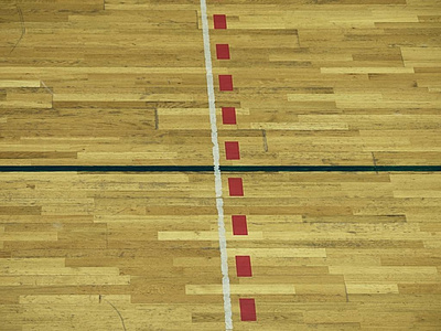 破旧的运动场地板上五颜六色的标志线。Schooll 体育馆