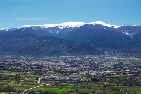Sulmona 在山脚下的 Peligna 山谷里