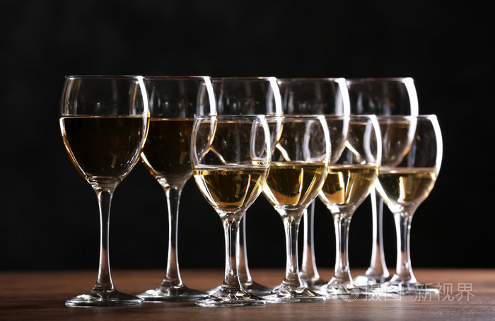 半满酒杯在桌上