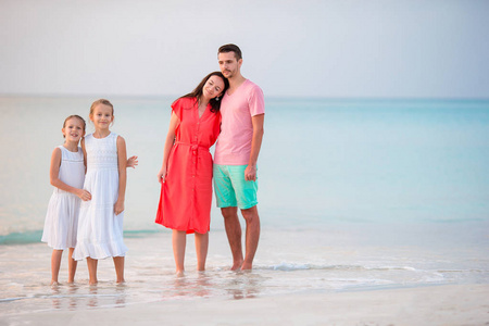 年轻的家庭，在海滩度假