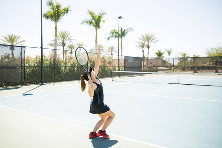 适合年轻女子网球运动员发球, 同时在球场上练习
