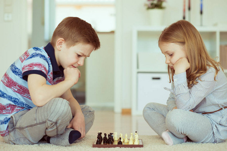 两个小朋友的画像集中下棋在家图片