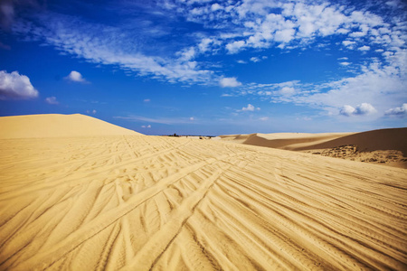 在梅东北附近的沙丘. 在背景沙丘上的一组离路。晴朗的天, 蓝天白云
