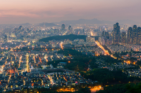 日落的韩国首尔市的天际线，