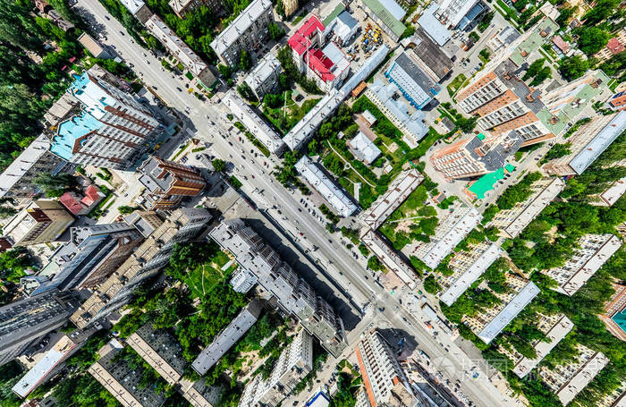 与空中城市景观, 十字路口, 道路, 房屋, 建筑物, 公园及停车场.