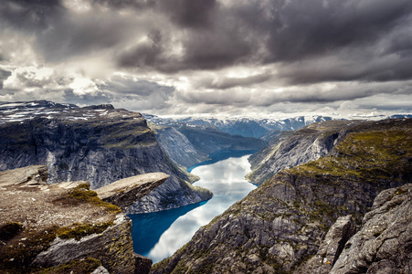 全景的挪威地标 trolltunga, 与峡湾, 湖泊和云天空。旅游理念