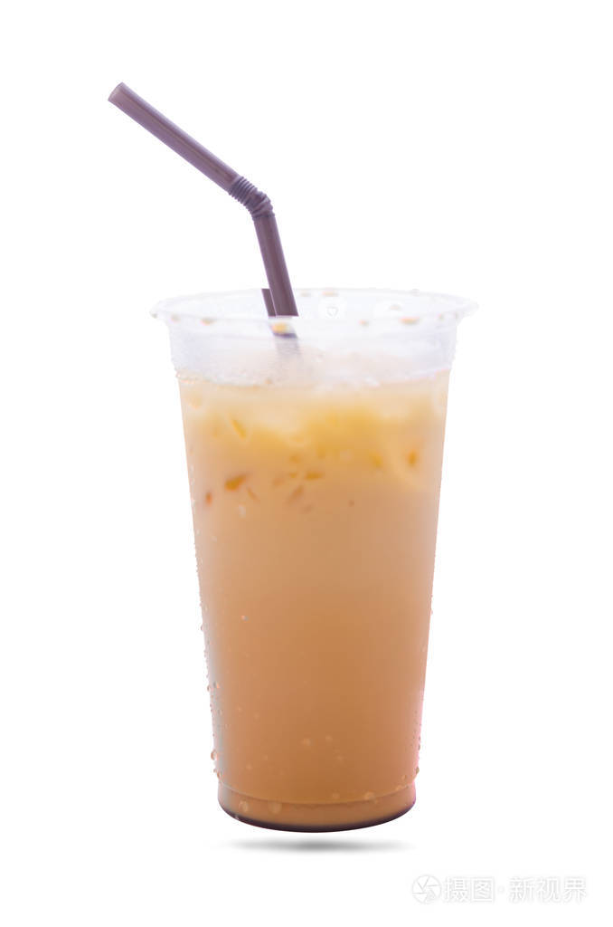 用稻草在白色背景的塑料草中分离奶茶