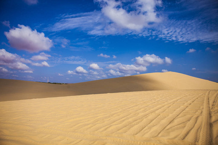 在梅东北附近的沙丘. 在背景沙丘上的一组离路。晴朗的天, 蓝天白云