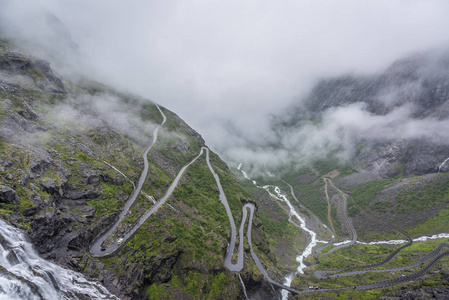 在挪威的 Trollstigen, 蜿蜒的山路, 令人惊叹的景色