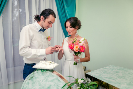 在婚礼上的新娘和新郎交换戒指图片