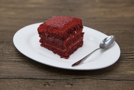 红天鹅绒新鲜美味的饮食蛋糕在杜坎饮食上的波塞尔。