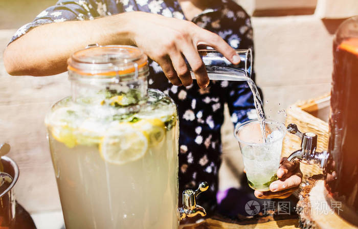 调酒师做鸡尾酒喝鸡尾酒