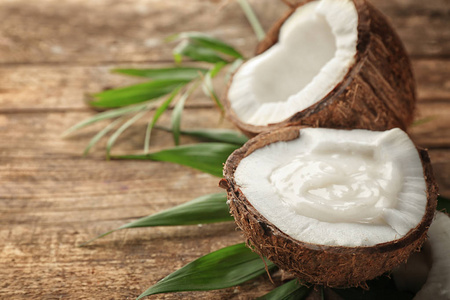 新鲜的椰油与新鲜椰油碗用椰子油在头发上的女人椰子一半和整个椰油