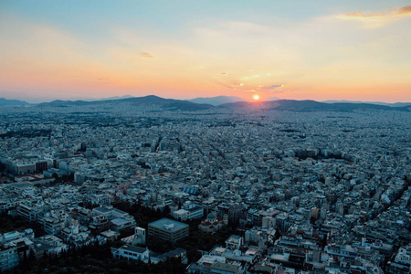 从希腊雅典日落时 Lycabettus 山看雅典城市景观