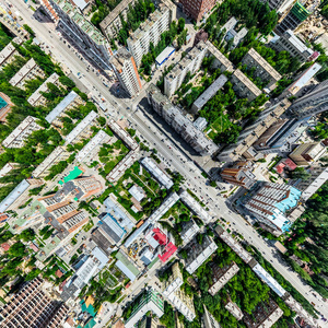 与空中城市景观 十字路口 道路 房屋 建筑物 公园及停车场。阳光灿烂的夏天全景图像