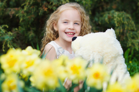 快乐的小女孩，在盛开的花园里