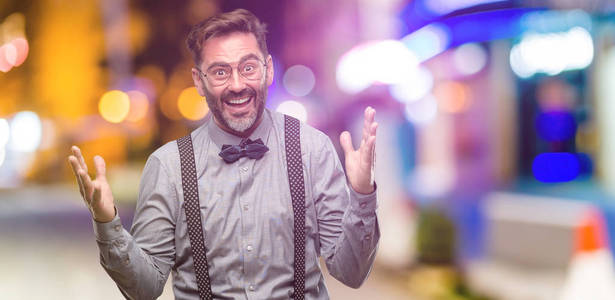 中年男子, 与胡子和弓领带高兴和惊讶的欢呼声表示在夜总会的哇姿态
