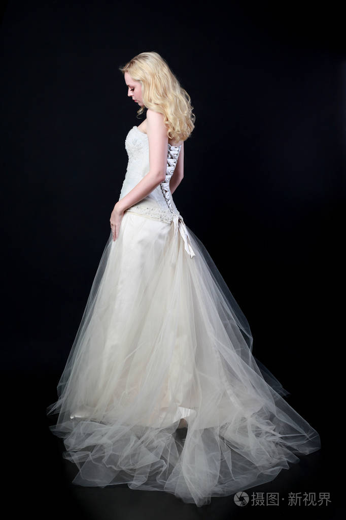 穿白色新娘礼服的模特全长肖像, 黑色背景站立姿势