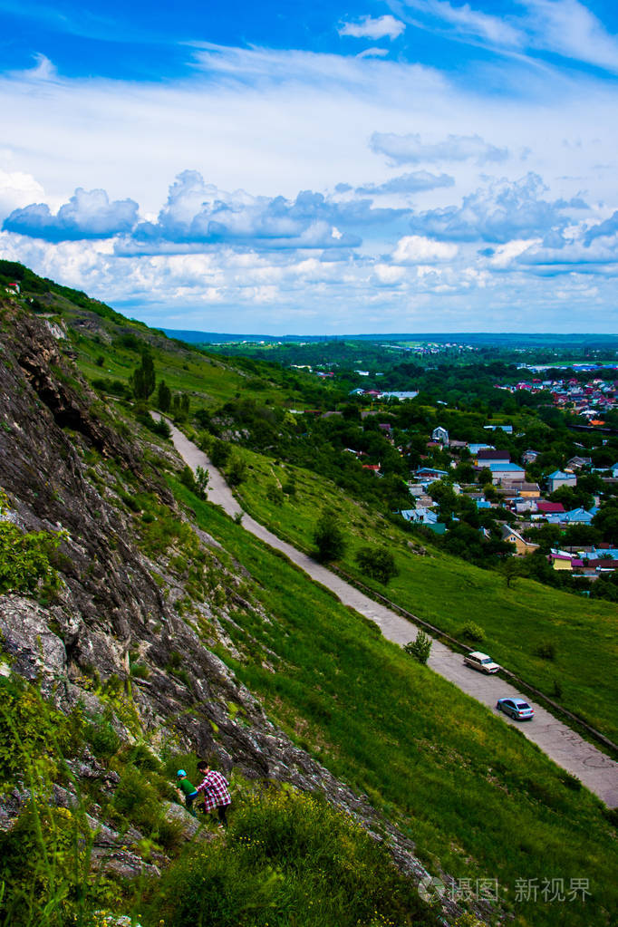 山风景以山脊的倾斜和城市在山脚下