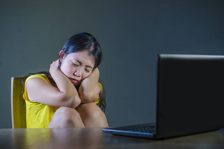 恐怖和强调的戏剧性的肖像亚洲韩国青少年女孩或年轻女子与笔记本电脑遭受网络欺负跟踪和骚扰互联网社会媒体密码黑客入侵