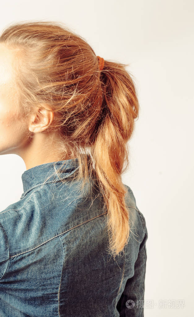 小马尾巴 hirdressing.美丽的中年金发女人与长染头发的肖像.