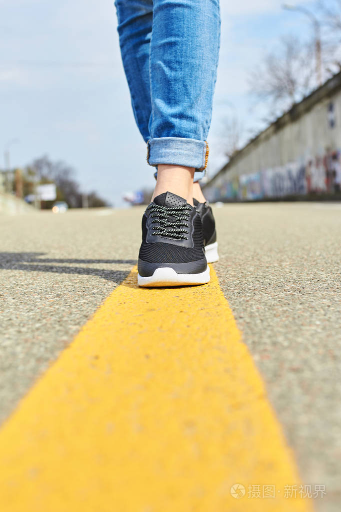 在沥青路面上行走的双腿照片-正版商用图片0osckw-摄图新视界