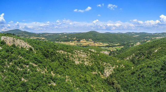 绿色的岩石峡谷的全景