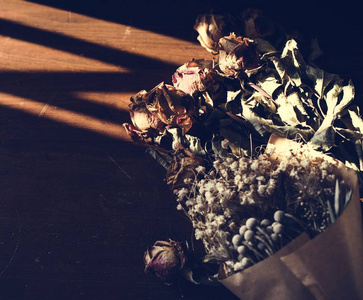 木地板上的干花花束特写图片
