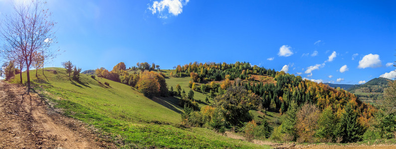 全景图的丘陵和山脉的秋天