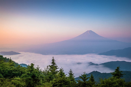与以上夏天在河口湖雾海富士山