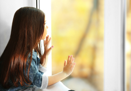 向往女孩等待某人的小女孩照片