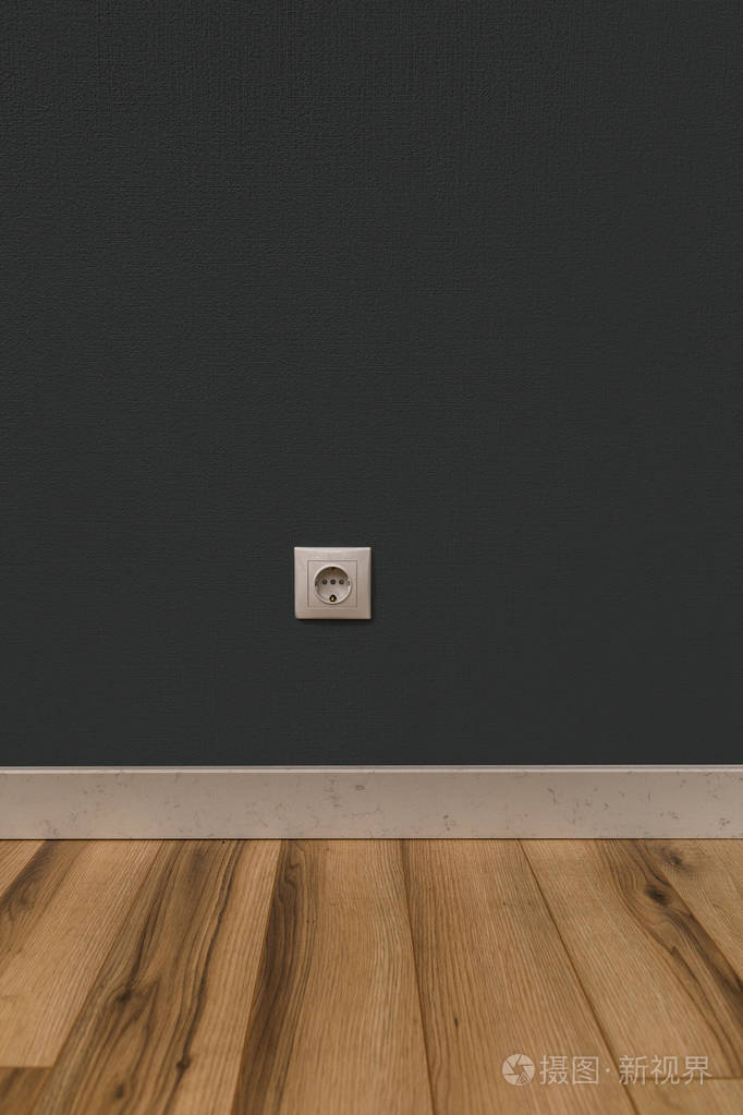 木地板墙上的白电源插座