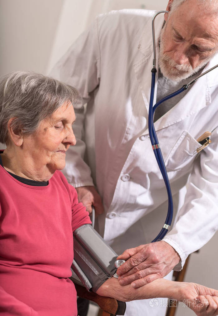 老年人的家庭医疗援助