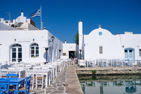 希腊小酒馆桌在 Naoussa, 防止外空军备竞赛海岛, 基克拉迪, 希腊