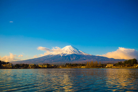 富士山沿 Kawaguchigo 湖风景与雪蓝色天空早晨, 山梨日本