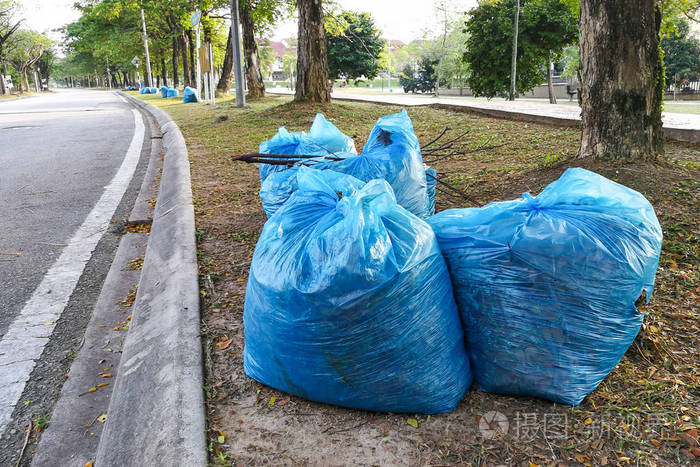 花园袋垃圾打包成堆肥回收