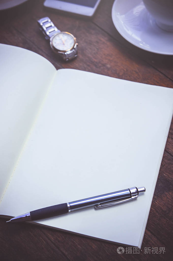 木工作桌上的空白纸书温暖的咖啡等待创造性的时间开